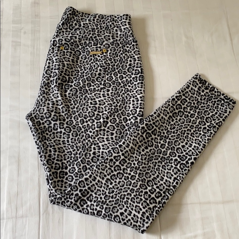 Michael Kors black and white pull on pant.